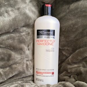 Tresemme Perfectly (un)Done Weightless Moisturizing Conditioner NOS 25 fl.oz